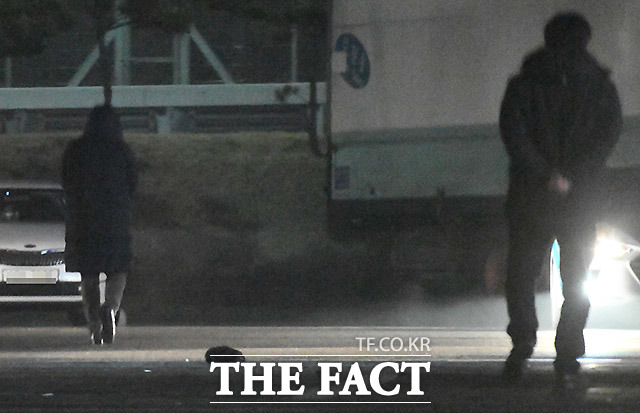 서울서부지검에서 성폭행 관련 내용을 조사받은 안희정 전 충남지사가 10일 오전 마장휴게소(하행선)에서 취재진과 만난뒤 차로 돌아가고 있다. 더팩트 제공