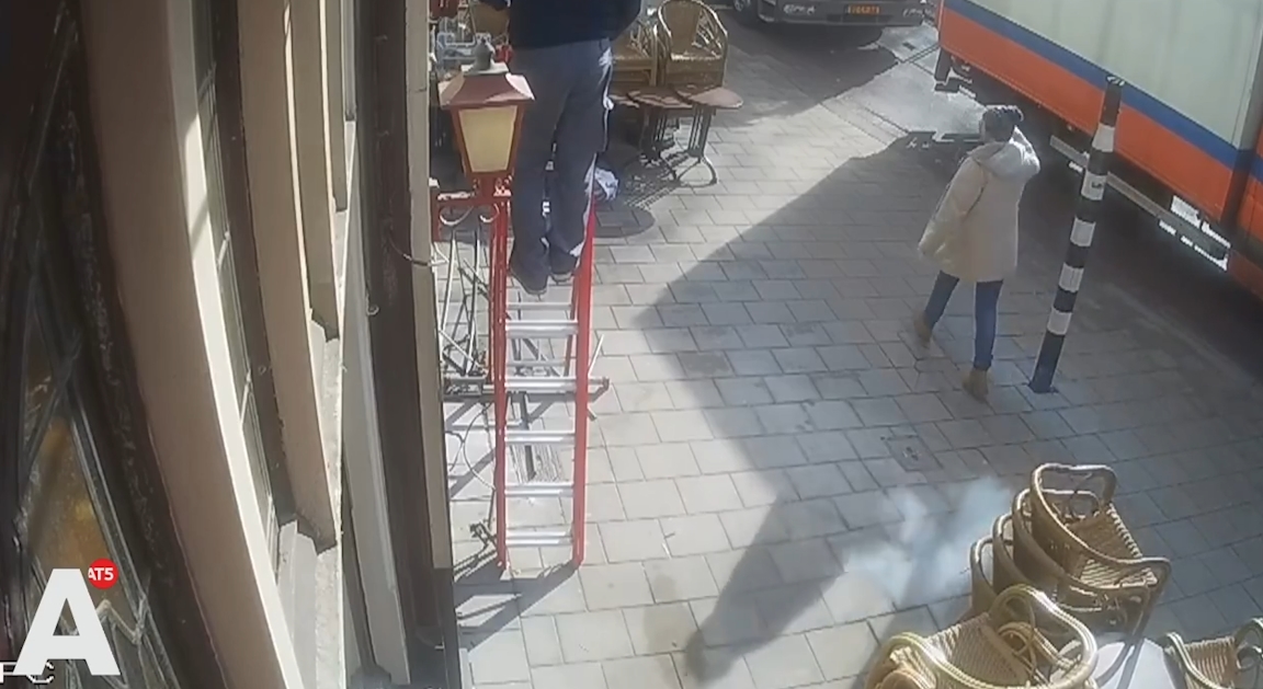 작업 중 땅 속 불기둥 폭발 장면(유튜브 영상 캡처)