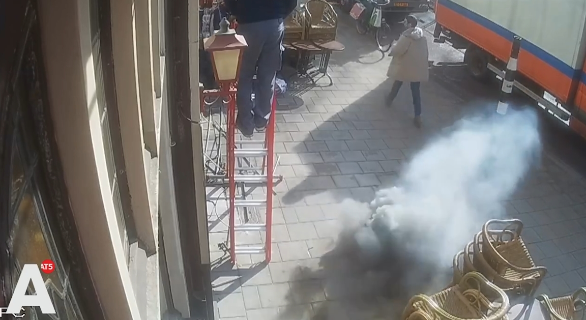 작업 중 땅 속 불기둥 폭발 장면(유튜브 영상 캡처)