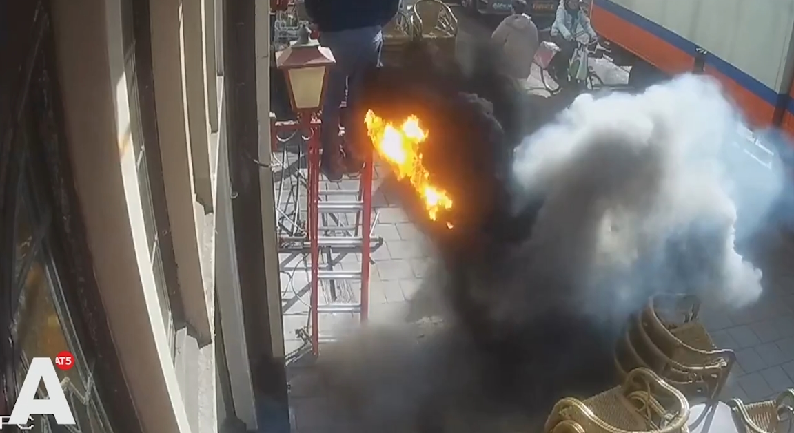 작업 중 땅 속 불기둥 폭발 장면(유튜브 영상 캡처)