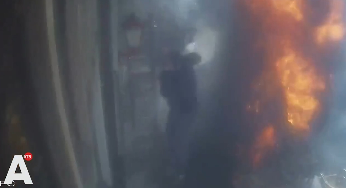 작업 중 땅 속 불기둥 폭발 장면(유튜브 영상 캡처)