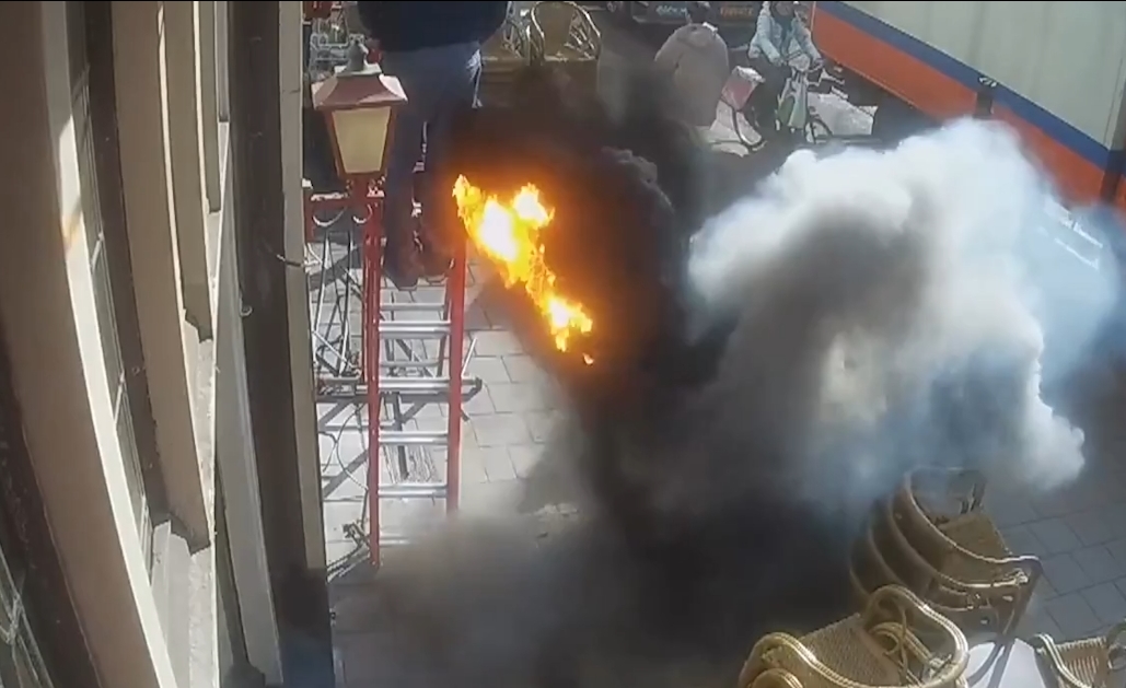 작업 중 땅 속 불기둥 폭발 모습(유튜브 영상 캡처)