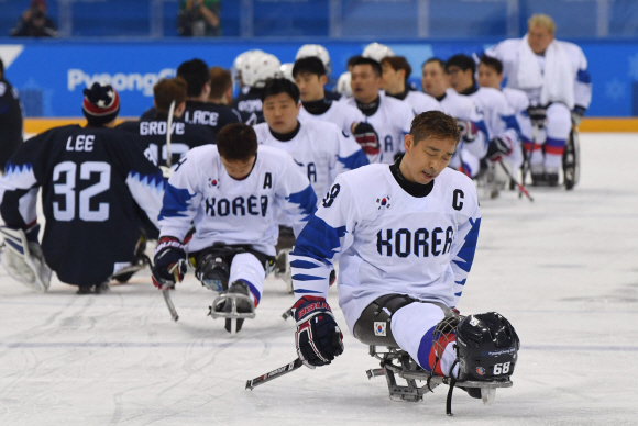 13일  강릉하키센터에서 열린 2018 평창동계패럴림픽 아이스하키 조1위 결정전, 한국-미국 경기에서 한국 선수들이 승리한 미국선수들과 인사한 뒤 아쉬운 표정을 짓고있다. 박윤슬 기자 seul@seoul.co.kr