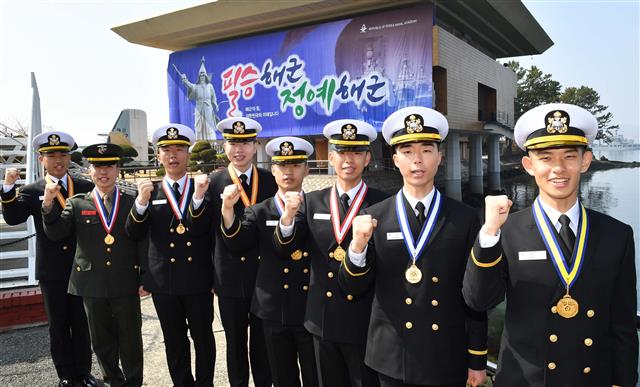 13일 열린 해군사관학교 72기 졸업 및 임관식에서 대통령상을 수상한 김혁주(맨 오른쪽) 소위를 비롯한 수상자들. 해군 제공