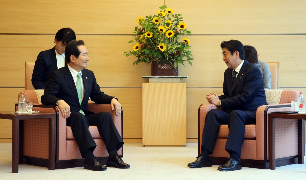 정세균 국회의장(왼쪽)이 8일 일본 도쿄 총리 관저에서 아베 신조 일본 총리와 만나 면담하고 있다. 두 사람의 의자가 동일하다. 2017.6.8  국회 대변인실 제공