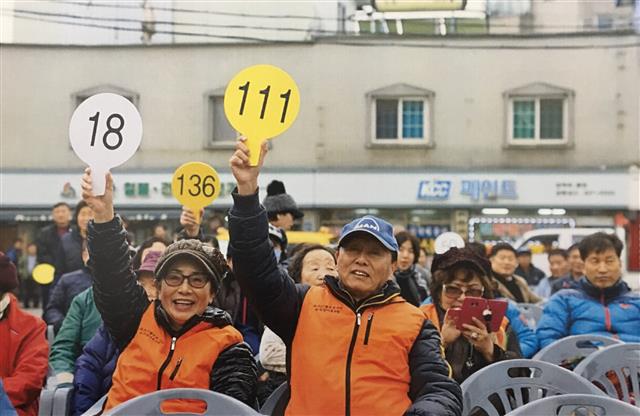 국민 경매장터인 광탄경매시장에서 관광객들이 경매에 참여하고 있다.<br>파주시 제공