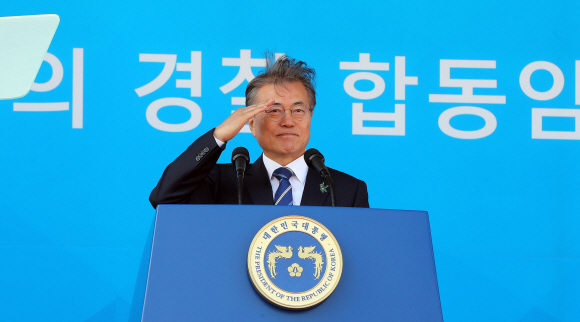 문재인 대통령이 13일 오후 충남 아산 경찰대학에서 열린 2018년 경찰대학생·간부후보생 합동임용식에서 축사를 하기 전 거수경례를 하고 있다. 2018. 03. 13 안주영 기자 jya@seoul.co.kr