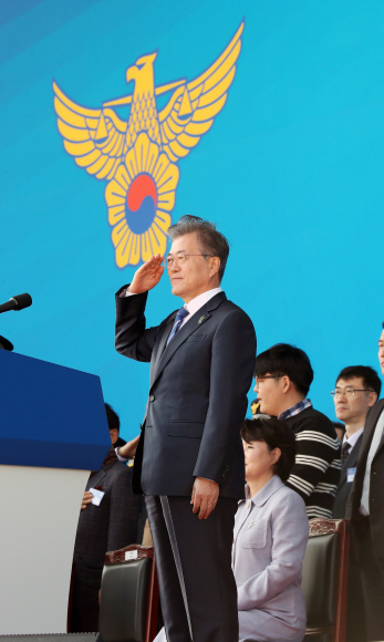 문재인 대통령이 13일 오후 충남 아산 경찰대학에서 열린 2018년 경찰대학생·간부후보생 합동임용식에서 거수 경례를 하고 있다. 2018. 03. 13 안주영 기자 jya@seoul.co.kr