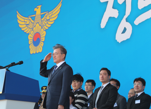 문재인 대통령이 13일 오후 충남 아산 경찰대학에서 열린 2018년 경찰대학생·간부후보생 합동임용식에서 거수 경례를 하고 있다. 2018. 03. 13 안주영 기자 jya@seoul.co.kr