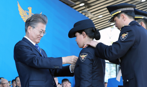 문재인 대통령이 13일 오후 충남 아산 경찰대학에서 열린 2018년 경찰대학·생간부후보생 합동 임용식에서 대통령상을 수상한 간부후보생 출신 이은비 경위에게 하메달을 걸어주고 있다. 2018. 03. 13 안주영 기자 jya@seoul.co.kr