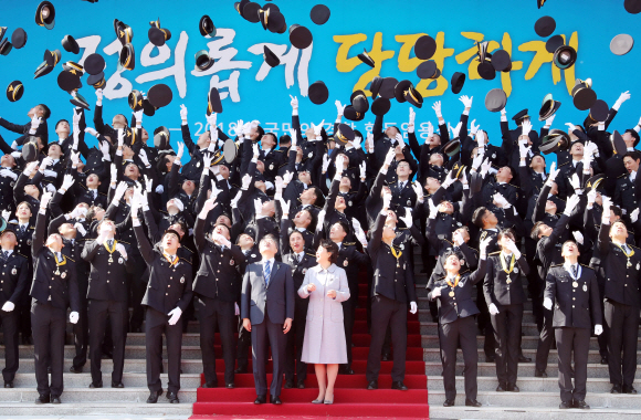 문재인 대통령과 부인 김정숙 여사가 13일 오후 충남 아산 경찰대학에서 열린 2018년 경찰대학생·간부후보생 합동임용식에서 미래 경찰 주역들인 초급 간부들과 기념촬영을 한뒤 세레모니를 하고 있다. 2018. 03. 13 안주영 기자 jya@seoul.co.kr