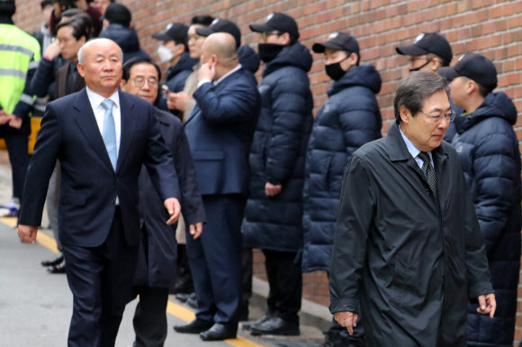 이명박 자택 향하는 맹형규-류우익