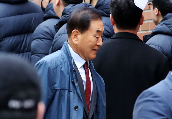 이명박 자택 향하는 MB맨 이재오 전 의원