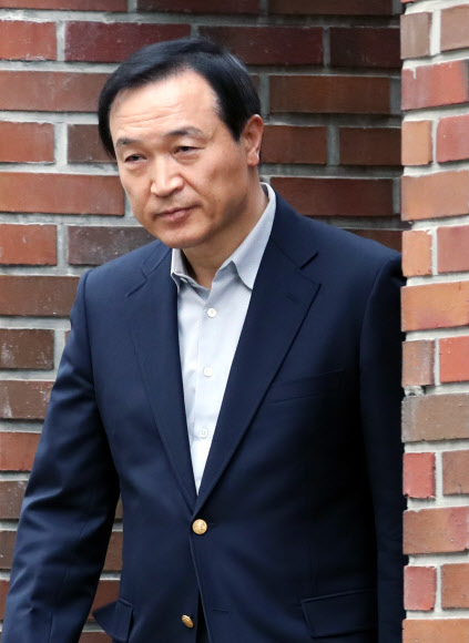 MB 자택 나서는 임태희