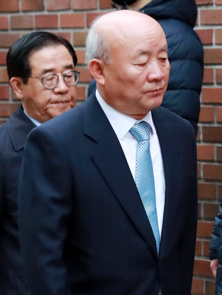 이명박 자택 향하는 류우익 전 대통령실장