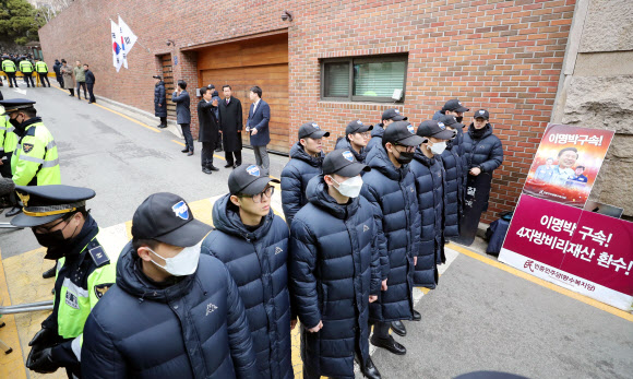 출입통제되는 이명박 전 대통령 자택