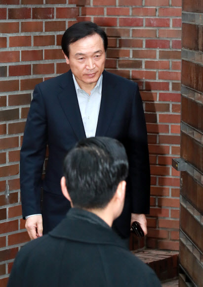 MB 자택 나서는 임태희