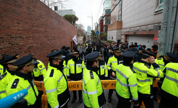 소환 앞둔 MB 자택 앞