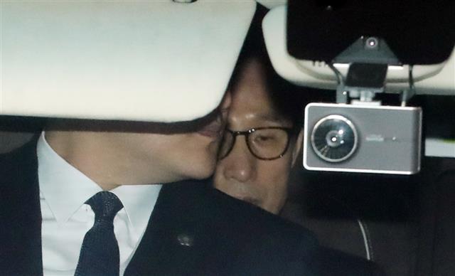 자택나서는 이명박 전 대통령