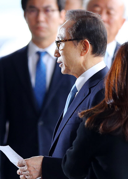 [MB소환] 포토라인 선 이명박 전 대통령