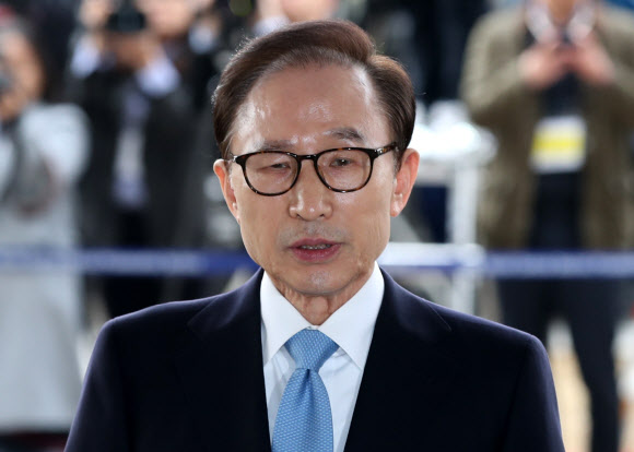 뇌물수수?횡령?조세포탈 등 혐의를 받는 이명박 전 대통령이 14일 오전 서울 서초구 서울중앙지검에 피의자 신분으로 출석하고 있다. 2018.3.14  연합뉴스
