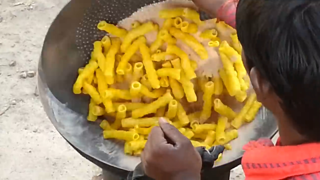 모래로 음식을 튀기는 인도 남성(유튜브 영상 캡처)