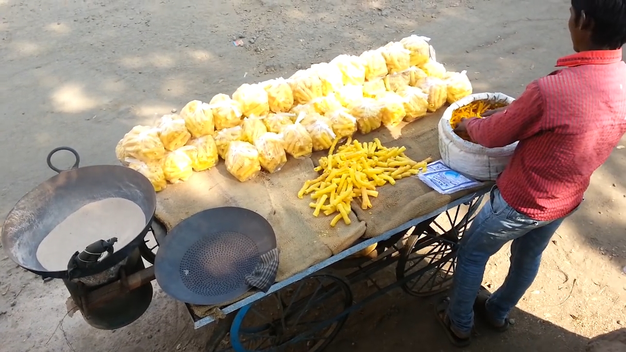 모래로 음식을 튀기는 인도 남성(유튜브 영상 캡처)