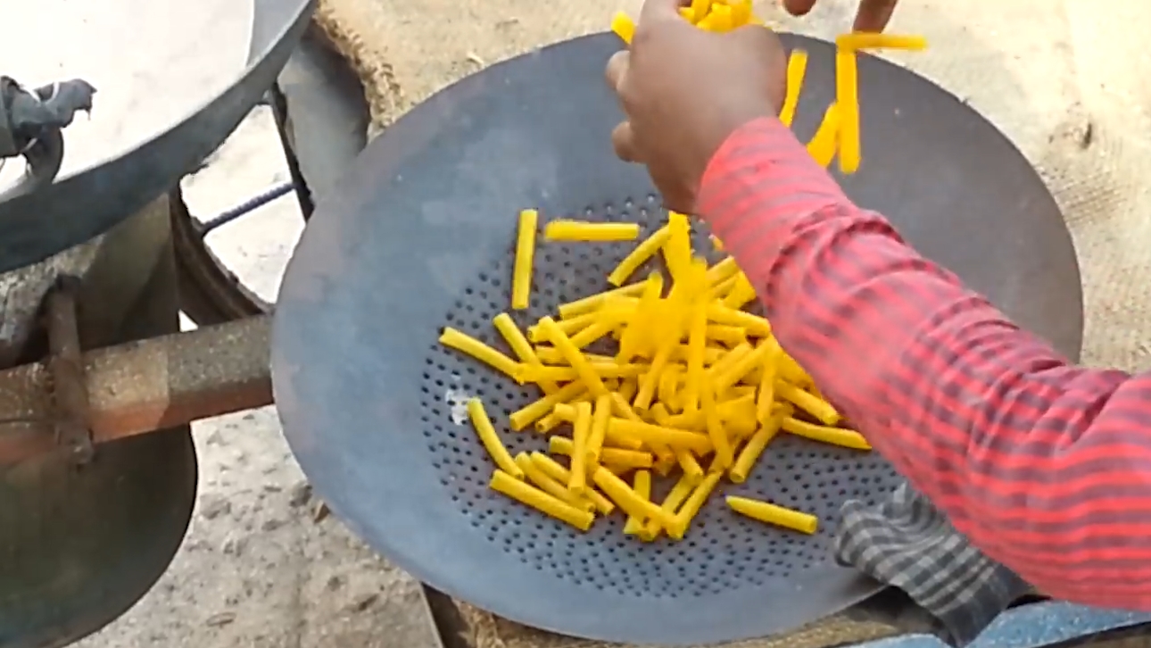 모래로 음식을 튀기는 인도 남성(유튜브 영상 캡처)