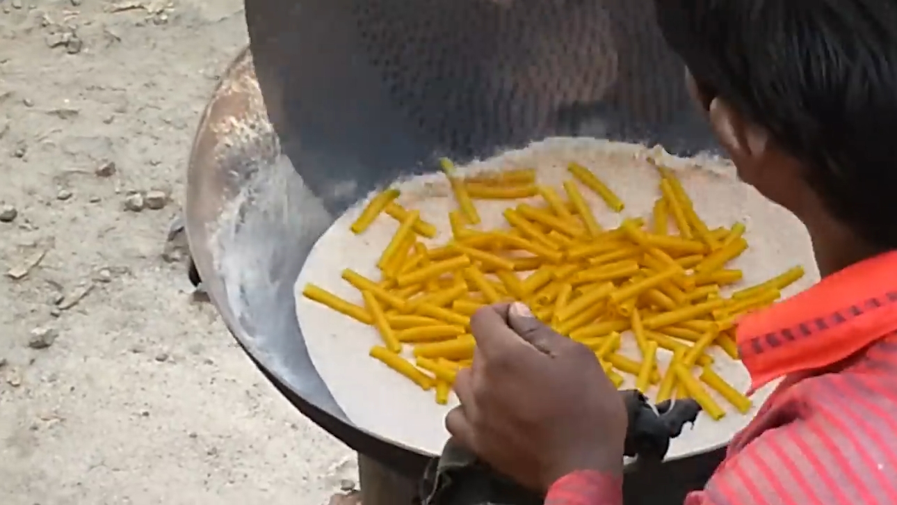 모래로 음식을 튀기는 인도 남성(유튜브 영상 캡처)