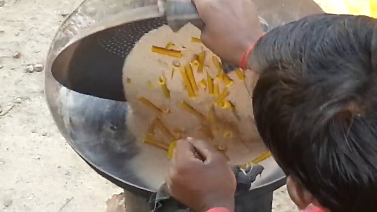 모래로 음식을 튀기는 인도 남성(유튜브 영상 캡처)