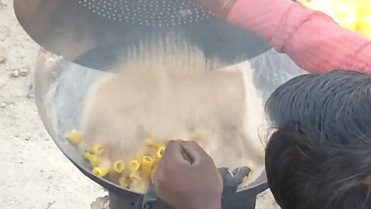 모래로 음식을 튀기는 인도 남성(유튜브 영상 캡처)