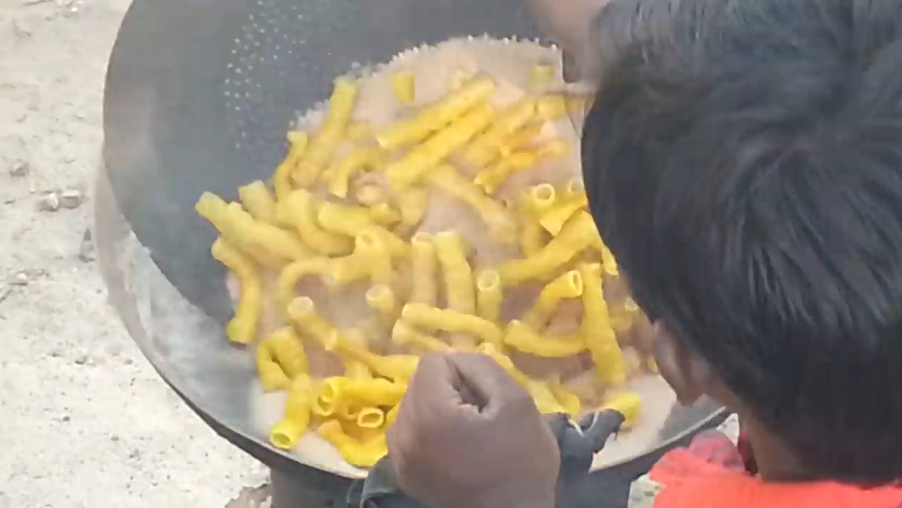 모래로 음식을 튀기는 인도 남성(유튜브 영상 캡처)