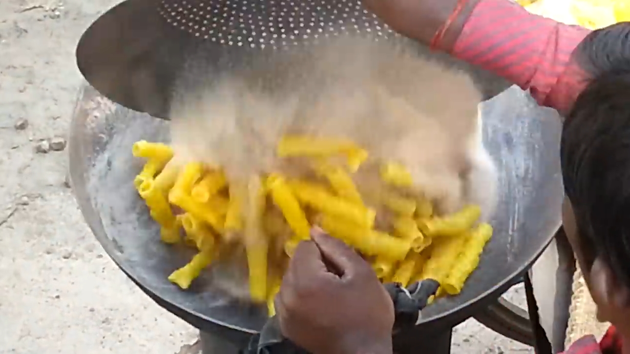 모래로 음식을 튀기는 인도 남성(유튜브 영상 캡처)