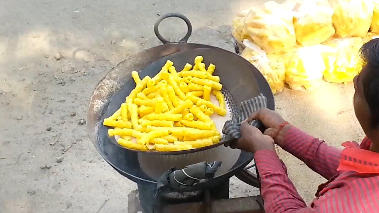 모래로 음식을 튀기는 인도 남성(유튜브 영상 캡처)