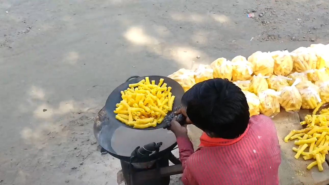 모래로 음식을 튀기는 인도 남성(유튜브 영상 캡처)