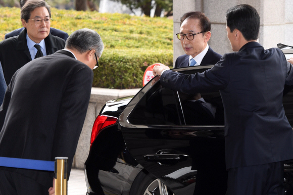 ’뇌물수수·횡령·조세포탈’ 등의 혐의를 받고 있는 이명박 전 대통령이 14일 오전 서울 서초동 서울중앙지검에 출석하고 있다. 이 전 대통령은 노태우, 전두환, 고(故) 노무현, 박근혜 전 대통령에 이어 역대 5번째로 검찰 조사를 받는 불명예를 안게 됐다. <br>사진공동취재단