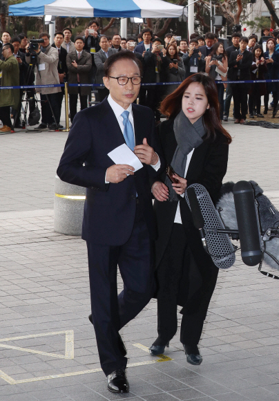 뇌물수수?횡령?조세포탈 등 혐의를 받는 이명박 전 대통령이 14일 오전 서울 서초동 서울중앙지검으로 출두해 대국민메세지를 발표한 뒤 청사로 들어가고 있다. 2018. 03. 14 사진공동취재단