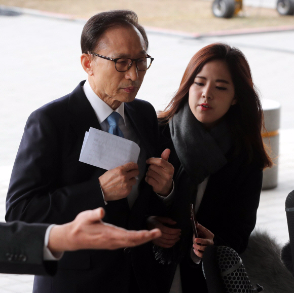 뇌물수수?횡령?조세포탈 등 혐의를 받는 이명박 전 대통령이 14일 오전 서울 서초구 서울중앙지검에 피의자 신분으로 출석하기 위해 들어가고 있다. 2018. 03. 14 사진공동취재단