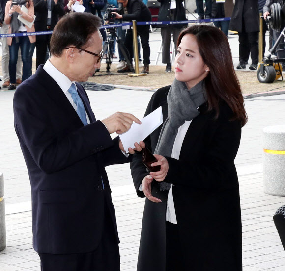 이명박 전 대통령이 14일 오전 서울 서초구 서울중앙지검에 피의자 신분으로 출석하고 있다.  2018.3.14  [사진공동취재단=연합뉴스]