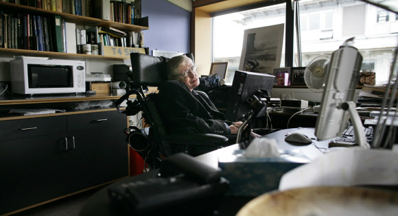 영국의 세계적인 물리학자 스티븐 호킹이 76세의 나이로 타계했다. 스티븐 호킹은 21세의 나이로 전신 근육이 서서히 마비되는 ‘루게릭병’ 진단을 받았으나 우주론과 양자 중력 등 연구에 몰두하며 업적을 남겼다. 사진은 2007년 케임브리지대 수학 석좌교수를 역임할 당시 연구실 모습. AFP 연합뉴스