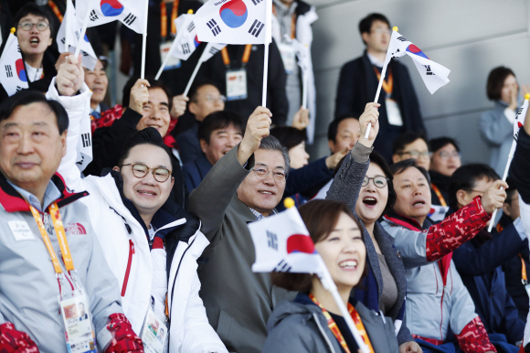 문재인 대통령과 부인 김정숙 여사가 14일 오전 강원도 평창 바이애슬론센터에서 열린 2018 평창패럴림픽 크로스컨트리 예선 경기를 관람하며 응원하고 있다. 청와대 제공