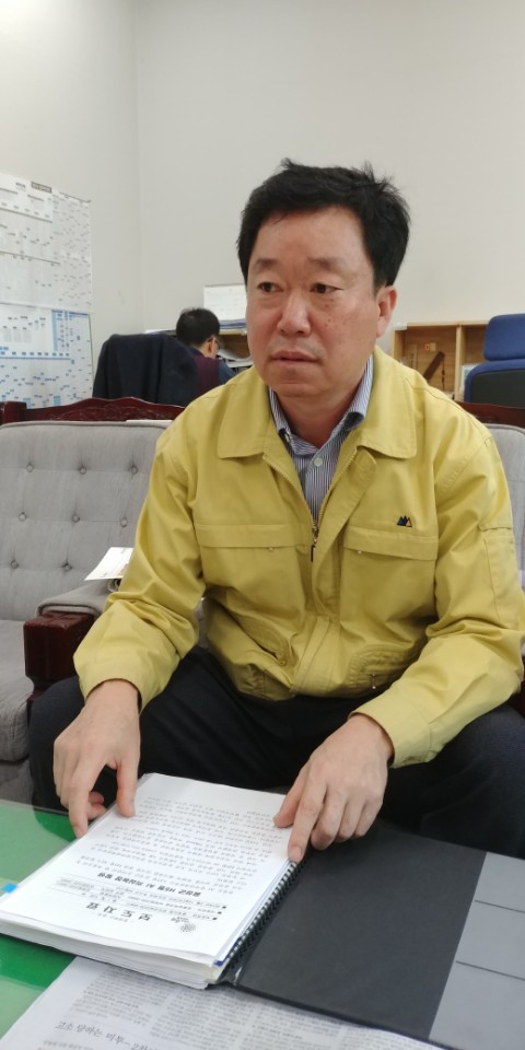 박재명 충북도 동물방역과장이 14일 기자실을 방문해 음성군 소이면에서 발생한 조류인플루엔자 현황을 설명하고 있다.