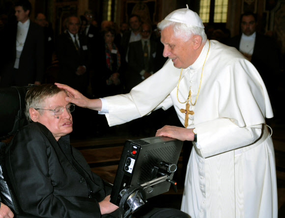 베네딕토 16세가 교황으로 재위하던 2008년 10월 바티칸에서 열린 과학과 신앙을 논하는 회의에서 호킹 박사를 만나 그의 머리에 손을 얹고 축복을 내리고 있다. 로이터 연합뉴스