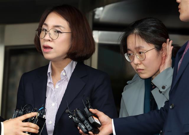 안희정 전 충남지사로부터 ‘성폭력’ 피해를 입었다고 두 번째 폭로한 A씨의 고소 대리인 오선희(왼쪽), 신윤경 변호사가 14일 오후 서울 마포구 서울서부지방검찰청에서 고소장을 제출한 후 기자회견을 하고 있다. 안 전 지사가 설립한 ‘더좋은민주주의연구소’ 소속으로 알려진 이 피해자는 지난 7일 언론을 통해 1년 넘게 수차례 성폭행을 당했다고 폭로했다. 2018.3.14/뉴스1