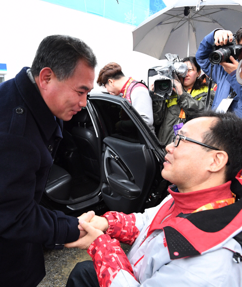 15일 오전 2018 평창동계패럴림픽에 출전했던 북한 선수단의 김문철 단장이 북으로 돌아가기 위해 평창 선수촌을 나서며 임찬규 패럴림픽 국장과 인사하고 있다. 2018. 3. 15. 박윤슬 기자 seul@seoul.co.kr