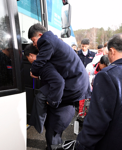 15일 오전 2018 평창동계패럴림픽에 출전했던 북한 선수단이 북으로 돌아가며 버스에 탑승하고 있다. 2018. 3. 15. 박윤슬 기자 seul@seoul.co.kr