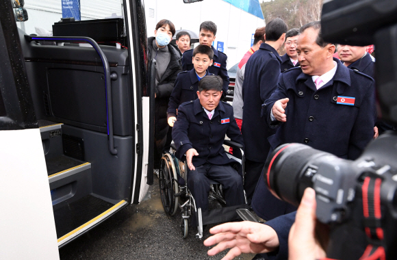 15일 오전 2018 평창동계패럴림픽에 출전했던 북한 선수단이 북으로 돌아가며 버스에 탑승하고 있다. 2018. 3. 15. 박윤슬 기자 seul@seoul.co.kr