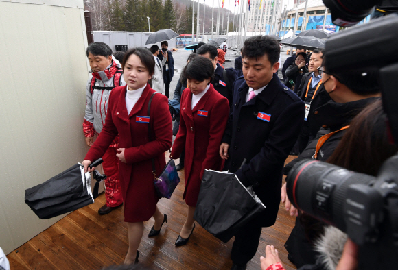 15일 오전 2018 평창동계패럴림픽에 출전했던 북한 선수단이 북으로 돌아가기 위해 평창 선수촌을 나서고 있다. 2018. 3. 15. 박윤슬 기자 seul@seoul.co.kr