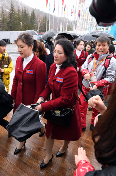 15일 오전 2018 평창동계패럴림픽에 출전했던 북한 선수단이 북으로 돌아가기 위해 평창 선수촌을 나서고 있다. 2018. 3. 15. 박윤슬 기자 seul@seoul.co.kr