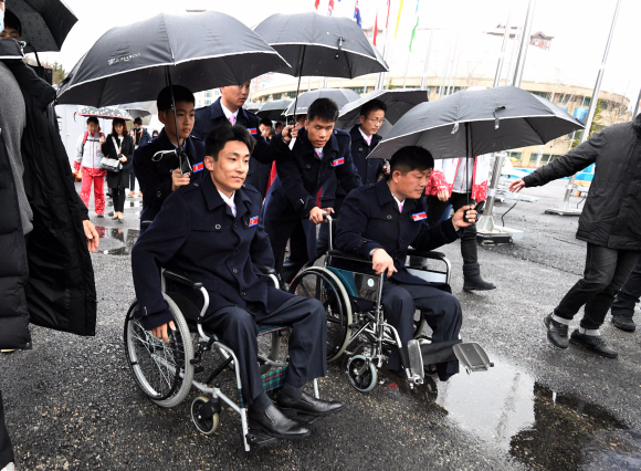 15일 오전 2018 평창동계패럴림픽에 출전했던 북한 선수단이 북으로 돌아가기 위해 평창 선수촌을 나서고 있다. 2018. 3. 15. 박윤슬 기자 seul@seoul.co.kr